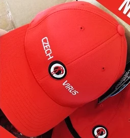 Czech Virus Flexfit High Performance čepice červená Baseballsapka